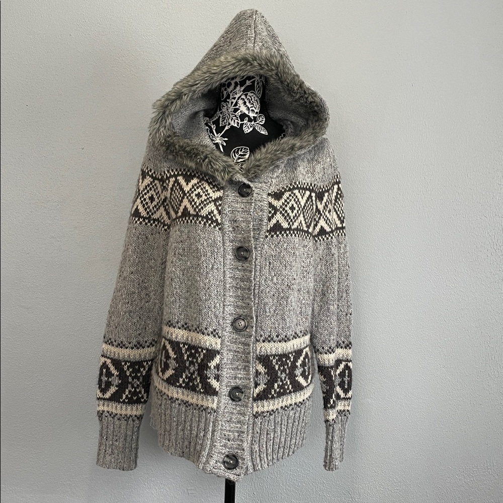 St. John's Bay Men's Gray and Cream Sweater